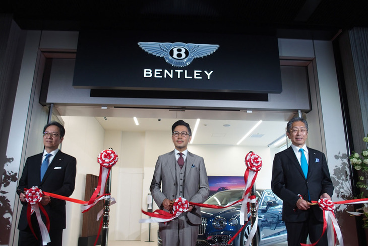 オープニングイベントでテープカットが行われる様子。左からベントレーモーターズジャパンのブランドダイレクター牛尾裕幸氏、コーンズ・モータースの代表取締役社長兼CEO林 誠吾氏、フォルクスワーゲン・ファイナンシャル・サービス・ジャパンの代表取締役社長横瀬正幸氏。