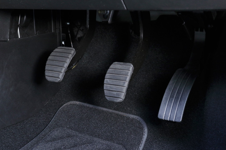 運転席の足元にフットレストはなく、クラッチから左足を離す時は、ヒザを折ってフロアに足を置くこととなる。