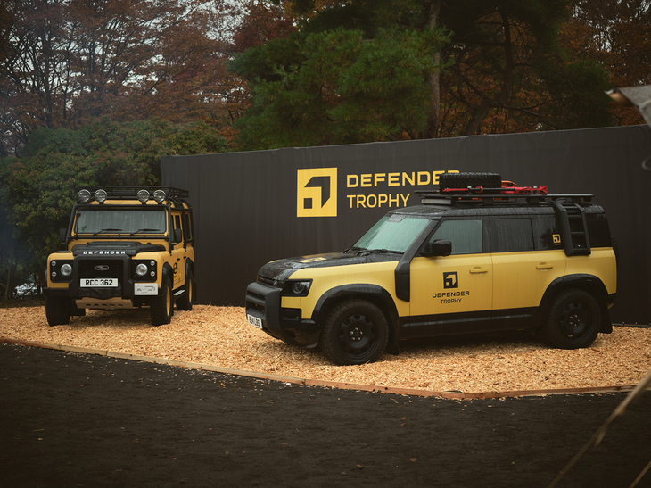 キャメルトロフィー仕様の「ディフェンダー」（写真奥）と、ディフェンダートロフィーの開催を記念して発売された特別仕様車「ディフェンダー トロフィーエディション キュレーテッドフォージャパン」（国内100台限定）。