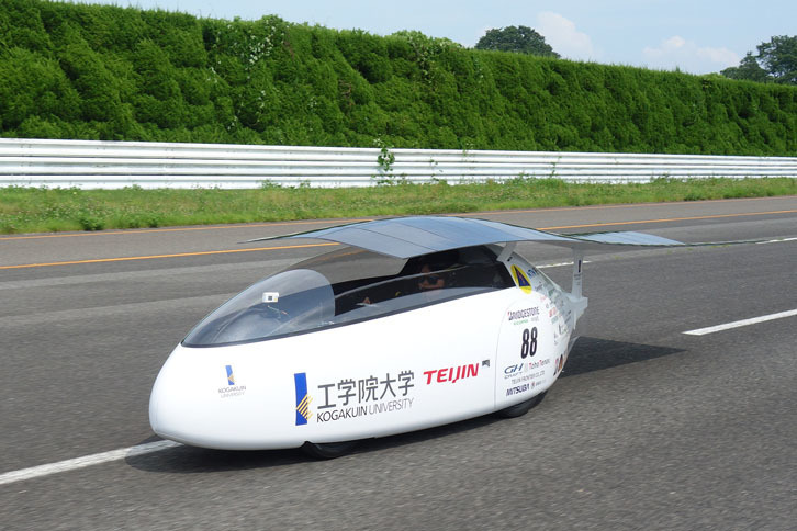 快調にテスト走行を重ねる工学院大チームの「Wing」。コースに止まっているように見えるのは、カメラマン（筆者）の腕のせい。実際は70～80km/hのスピードが出ている。