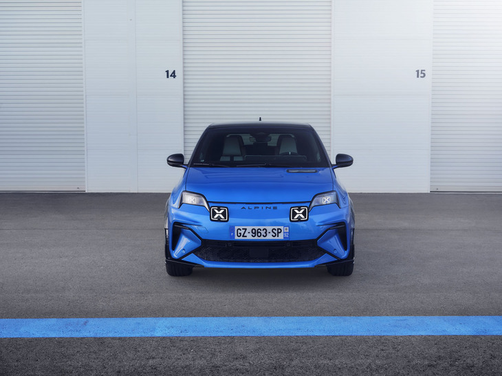 フロントの灯火類にはX字型のアクセントがあしらわれる。これは往年のラリーカーがライトに貼っていたテープがモチーフだ。