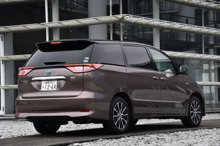 リアビュー。「エスティマ」では、紫外線を99％カットするガラスが全周に採用されている。