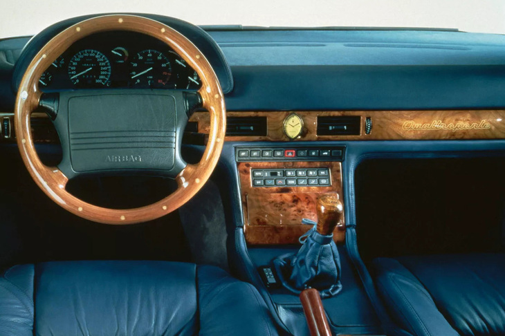 本革とリアルウッドが用いられた「マセラティ・クアトロポルテ」のインテリア。