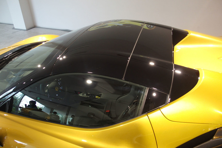 フェラーリSF90スパイダー（リトラクタブルハードトップ）