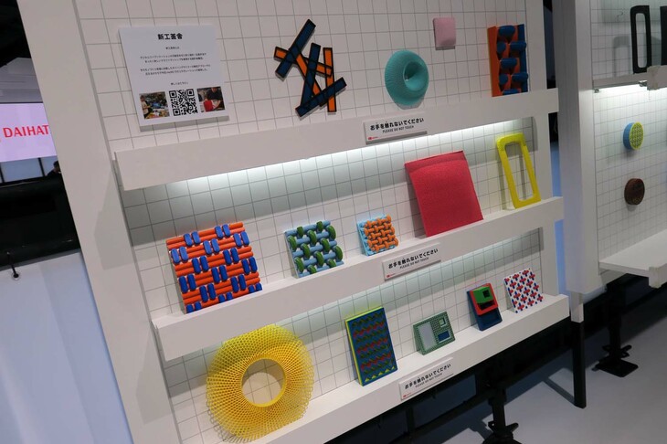 「ダイハツme：MO」に装着できるアイテムの展示コーナー。