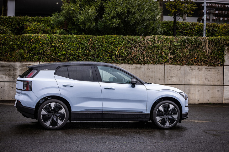 「EX30」のボディーサイズは全長×全幅×全高＝4235×1835×1550mmで、同じBEVの「XC40リチャージ」に対して205mm短く、40mm幅が狭く、100mm低い。ホイールベースは2650mm。