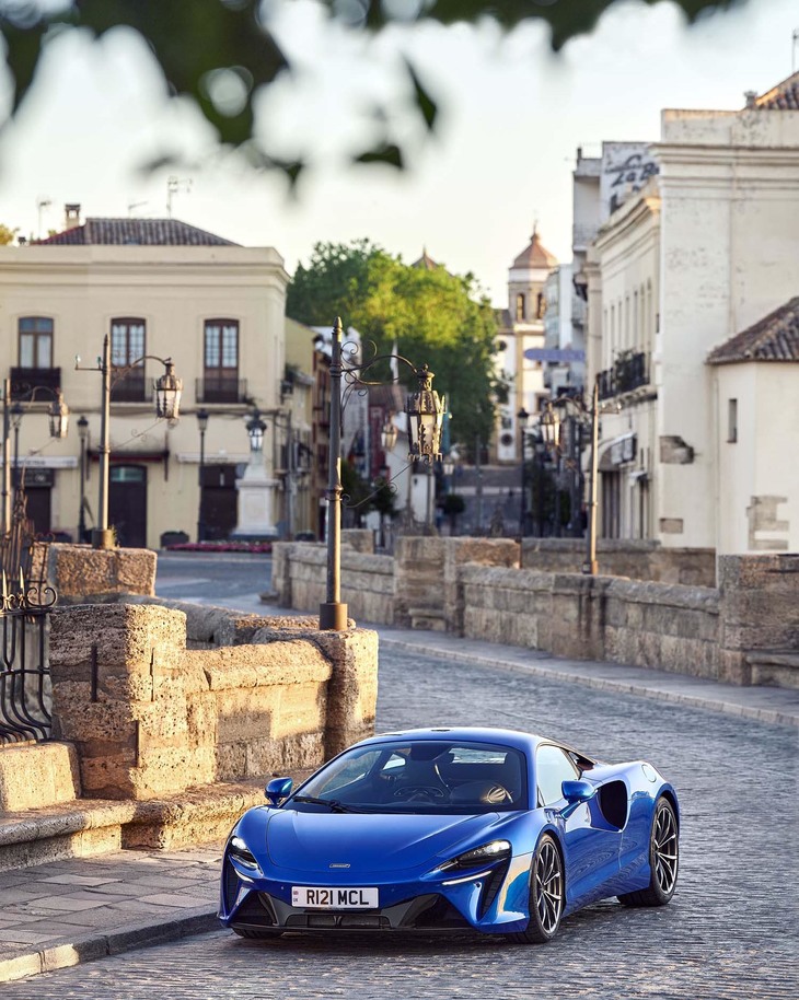 安全装備の充実もセリングポイントのひとつ。「アルトゥーラ」にはマクラーレン車として初めて、ADASが搭載された。