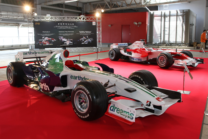 FSWでF1日本グランプリが開催された2008年シーズンを戦った「ホンダRA108」（左）と「トヨタTF108」（右）。国産メーカーが同時に2社もフルワークス参戦していたなんて、今となっては夢のよう。これらのマシンが走る姿も見たかった。