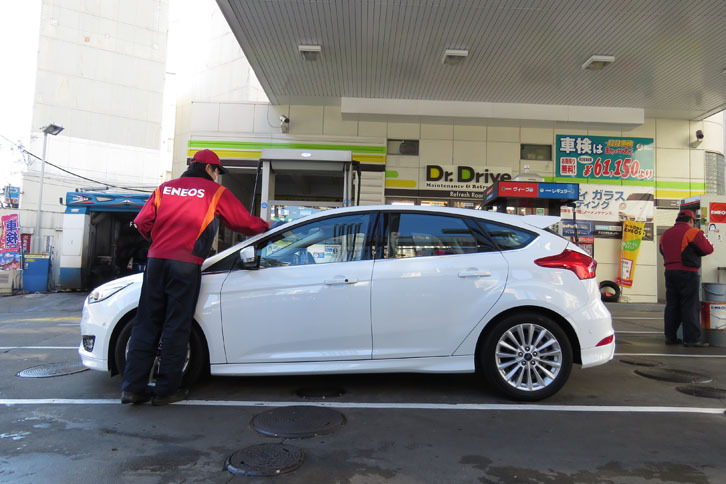 いつも行く、編集部の近くのガソリンスタンドで。3カ月間の燃費の総平均は11.1km/リッターとなった。