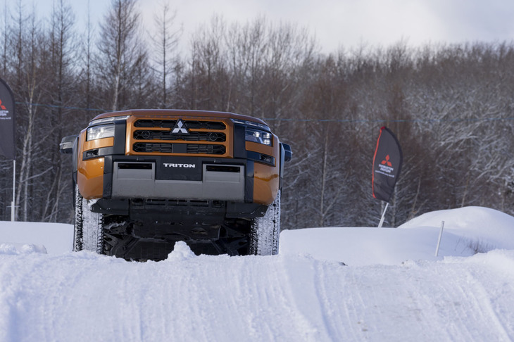 「トライトン」には大きな勾配を登って降りてを繰り返すコースで試乗。こんなジャンプ台を飛んで着地してもサスペンションが底づきするようなそぶりを見せなかったのが頼もしい。