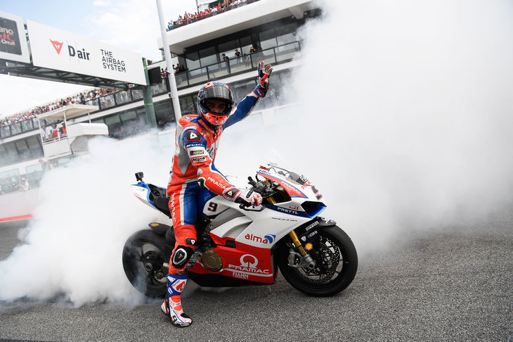 来場者を前に盛大なバーンアウトを披露する「ドゥカティ・パニガーレV4S」。