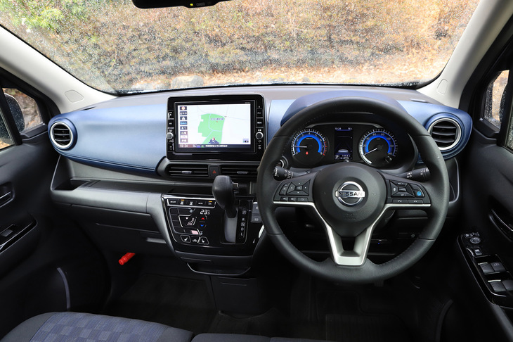 「賢く、きちんと、こざっぱり」が開発のテーマとなったインテリア。Aピラー付け根の形状も変更され、スッキリとした印象でありながら、斜め前方の視界確保にも役立っている。