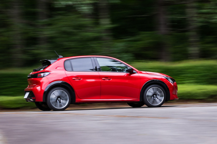 最新の「208」には、グループPSAのBセグメントおよびCセグメント用に開発されたという最新世代プラットフォーム「CMP（Common Modular Platform）」が採用されている。