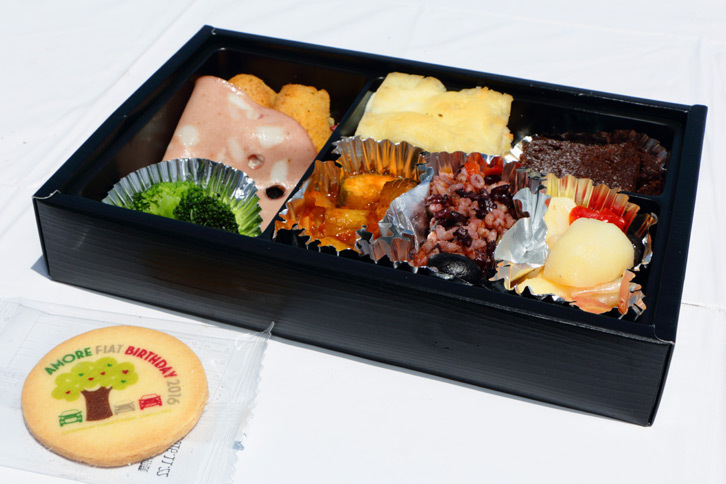 来場者全員に提供されたイタリアンランチボックス。添えられたミネラルウオーターは、トスカーナ地方で採水された「アクアバンナ」とするなど、まさにイタリア尽くし。
			 