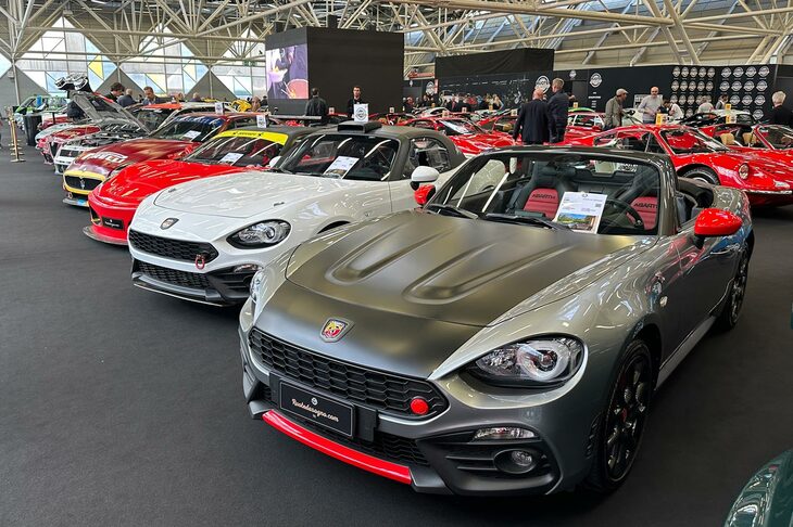 「アバルト124スパイダー」こそ、“インスタントクラシック”の投資対象として一定の人気があるが……。2023年10月、ボローニャのヒストリックカーショー「アウトモト・デポカ」で撮影。