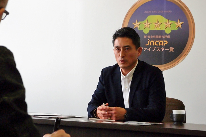 大森氏の背後にあるのは、衝突安全性能評価での、最高ランクの成績を示す「JNCAPファイブスター賞」のロゴ。今後は予防安全性能評価についても、よりクルマごとの差が分かりやすい、細かなランク分けが行われるようになるかもしれない。