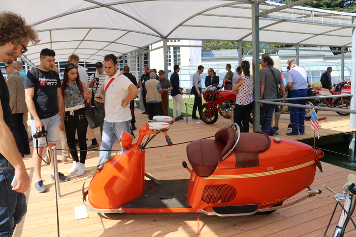 こちらはアメリカ製の1946年「サルスバリー85」。同社は戦前の1938年に早くもATを採用するなど、意欲的なメカニズムを次々と取り入れた。だが、戦後は販売減少に歯止めがかからず1949年に生産終了した。