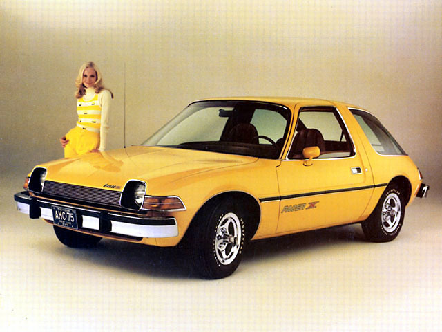 「AMCペーサー」
	AMCが販売した異様にグラスエリアが広い乗用車。前衛的なデザインが一部で支持されたが広い層からの人気は得られなかった。発売されたのは、『ボヘミアン・ラプソディ』リリースと同じ1975年である。