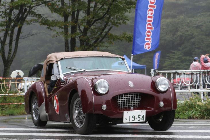PC競技を終えてコースである榛名湖周遊道路に向かう、総合2位となった1954年「トライアンフTR2」。