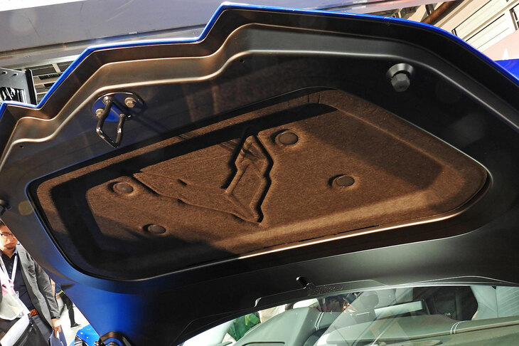 シボレー・コルベットE-Ray（フロントトランクフード）