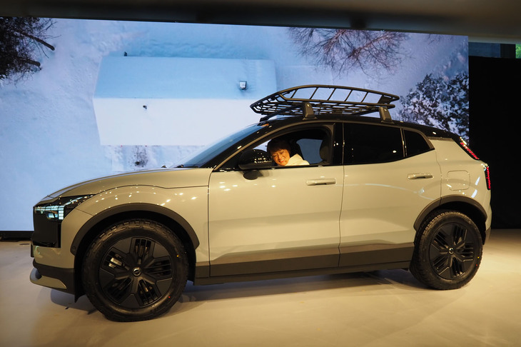 「ボルボEX30クロスカントリー」の発表会の様子。ボルボ・カー・ジャパンの代表取締役社長・不動奈緒美氏がEX30クロスカントリーに乗って登場した。