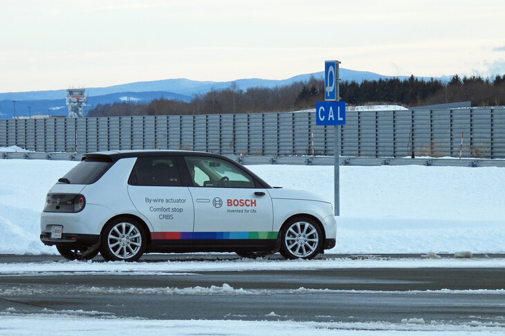 コースを周回しながら、なんどもブレーキ・バイ・ワイヤの操作性を確かめる。テストカーにはモードセレクターも備わっており、操作レスポンスの変化も体感できた。