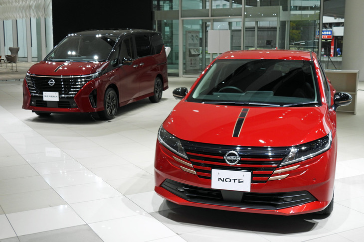 「ノート90th Anniversary」（写真向かって右）と「セレナ90th Anniversary」（同左）。