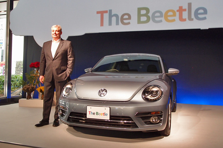 発表会でフォトセッションに臨む、フォルクスワーゲン グループ ジャパンのティル・シェア代表取締役社長と「ストーンウォッシュドブルーメタリック」の「ザ・ビートル デザイン」。