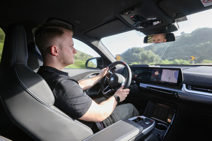 「M35i xDrive」に備わる「Mスポーツシート」は、ドライバーと助手席乗員の腰を優しく確実にホールドする。