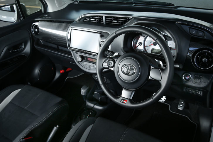 ステアリングホイールやスタートボタンは「GR」のロゴ入り。インストゥルメントパネルはカーボン調のオーナメントで飾られる。