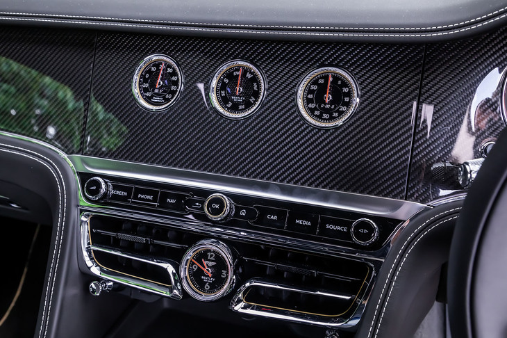 最新のベントレー車でおなじみの「ローテーションディスプレイ」。写真は3連メーター（外気温度計／コンパス／クロノグラフ）を表示した様子。