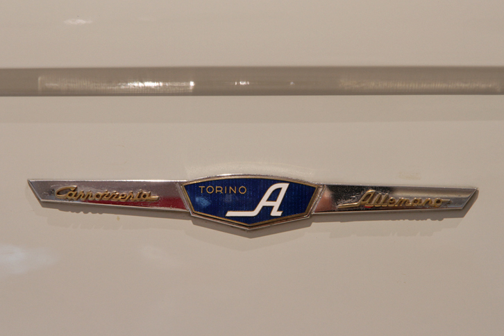 「コンバーチブル」のフロントフェンダーに貼られた、カロッツェリア・アレマーノのエンブレム。生産車では、似たようなデザインで、アレマーノの「A」の部分がプリンスの「P」となる。