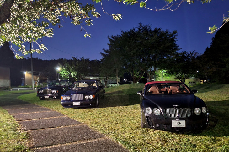 土曜日の夜は、保安上の理由もあって車両展示エリアは終夜ライトアップされた。八幡公園では、今回ヘリテージブランドと位置づけられたロールス・ロイス／ベントレーの近現代モデルが並んだ。