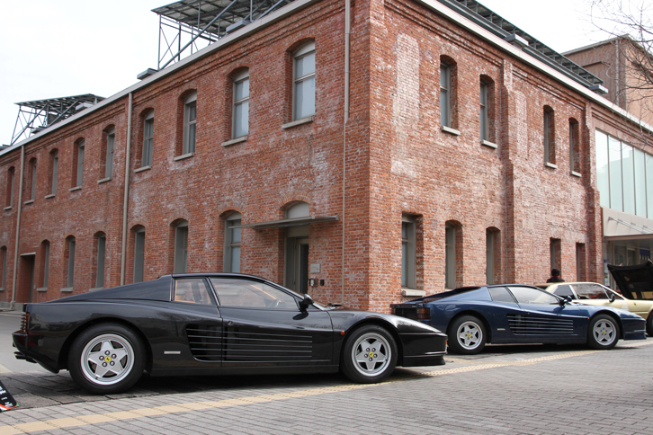 1991年（左）と88年（右）の「フェラーリ・テスタロッサ」。84年にデビューした「BB」の後継モデルだが、7000台以上も作られ、当時のスーパーカーとしては異例のヒット作となった。