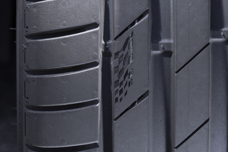 トレッド面に刻まれたチェッカードフラッグ。これは「PS91」と同じ系統に属するハイパフォーマンスタイヤの証しなのだ。