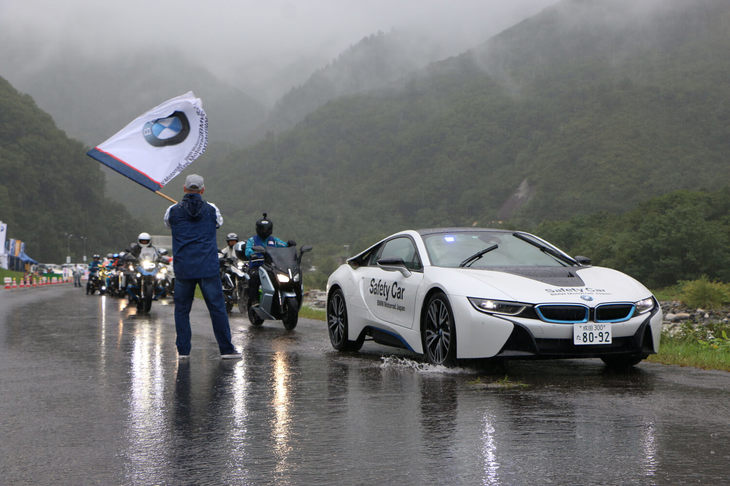 イベント参加者による「セーフティ・ライダーパレード」は、「BMW i8」を先導車にして行われた。激しい雨の中のスタートとなったが、約80台のマシンが白馬村内を巡った。