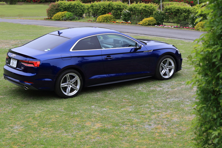 エクステリアの美しさは、「A5クーペ」最大のセリングポイント。中でも、フェンダーのふくらみやサイドのキャラクターラインがハイライトとされている。