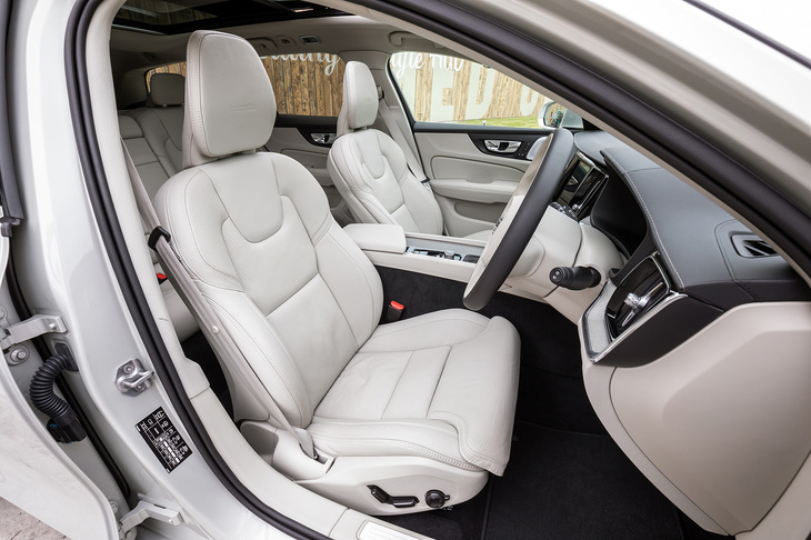 運転席、助手席ともに8ウェイの電動シートを採用。上級グレードの「インスクリプション」では、ベンチレーションおよびヒーターが標準装備される。