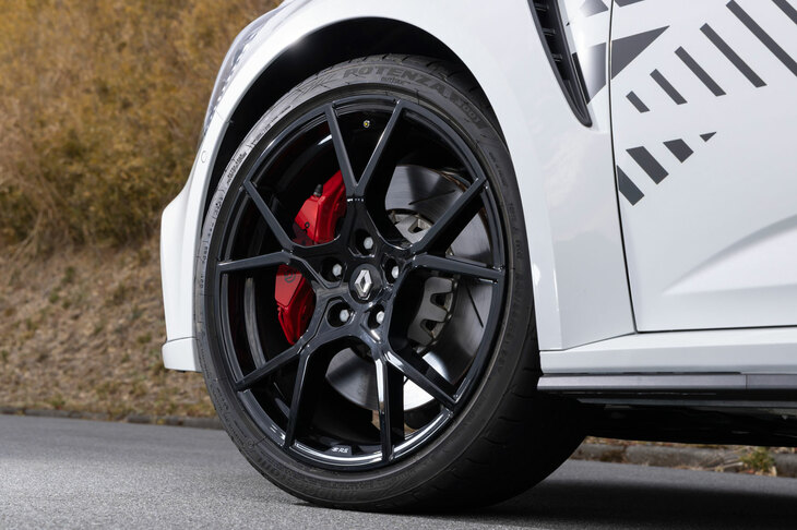 19インチホイールの「Fuji Light（フジライト）」は、ただでさえ軽い「トロフィー」のホイールより1本あたり実に2kgも軽量。標準ではハイグリップタイヤの「ブリヂストン・ポテンザS007」が組み合わされるが、今回の試乗車は「S001」を装着していた。