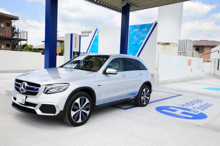 航続可能距離に不安を覚えたためwebCGチームの「GLC F-CELL」は静岡県御殿場市にある水素ステーション、イワタニ水素ステーション御殿場インターへ。スタッフによればGLC F-CELLが給水素に訪れたのは初めてだという。