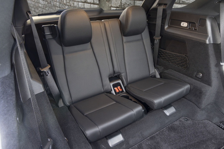 現行モデルの「GLE」は全車が3列目シートを標準装備。ヘッドレストはやけに立派だが、座面の高さやサイズは大人には厳しい。表皮も全2列とは違うレザーARTICOだ。
