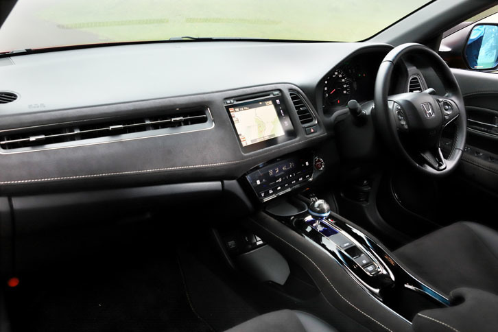 インテリアのドレスアップパーツとしては、アルミニウムにドライカーボンを積層させた球形のシフトノブや、オリジナルのフロアマットが用意される。