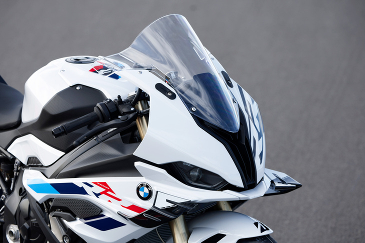 大幅に変更されたフロントまわり。ウイングレットや、「M1000RR」と同じハイスクリーン、新型のサイドパネルなどにより、空力性能の向上が図られた。