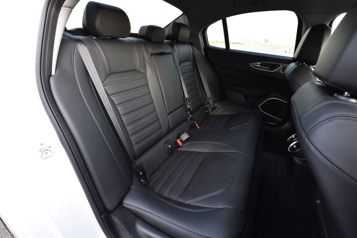 リアシートではセンターアームレストが標準。4：2：4の分割可倒機構も標準で備わる。