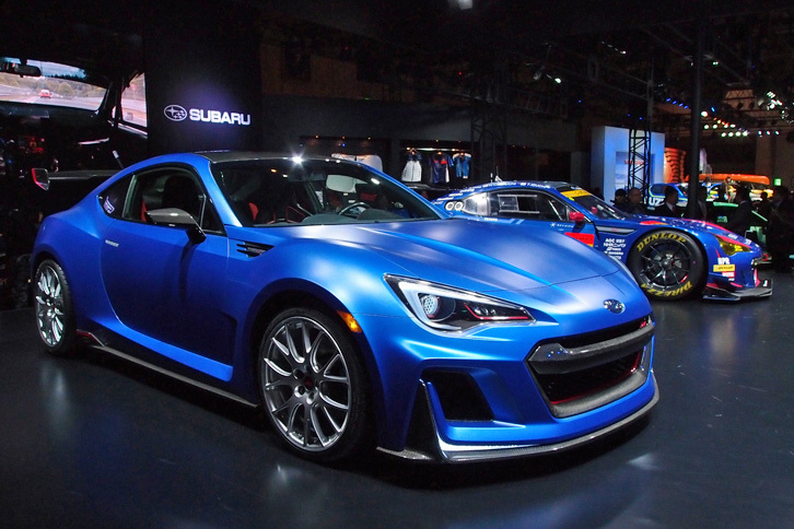 「STI Performance Concept」（写真）は、STI製の内外装部品を装着したコンセプトカー。STIのパーツビジネスとコンプリートカービジネス、モータースポーツ活動を1台で表現したモデルとされる。