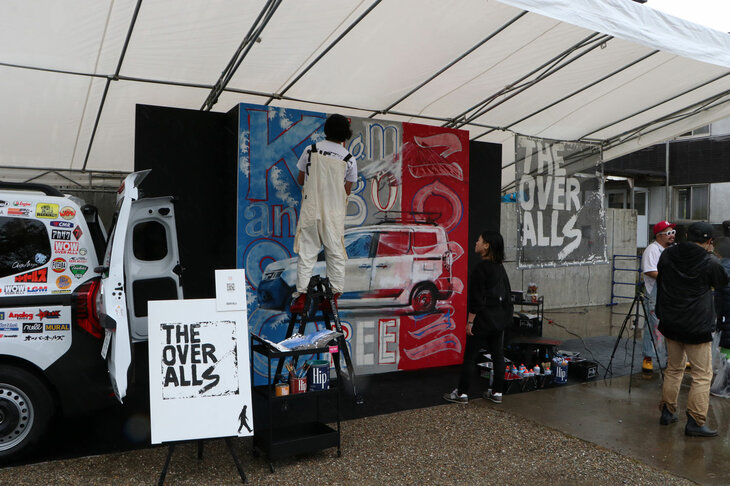 東京を拠点に活動する壁画アートカンパニー「OVER ALLs」が、ライブペイントを実施。彼らの相棒である新型「ルノー・カングー」のボディーには、早速かっこいいステッカーチューンが施されていた。全国各地で壁画を制作する彼らは、先代よりカングーを愛用しているという。