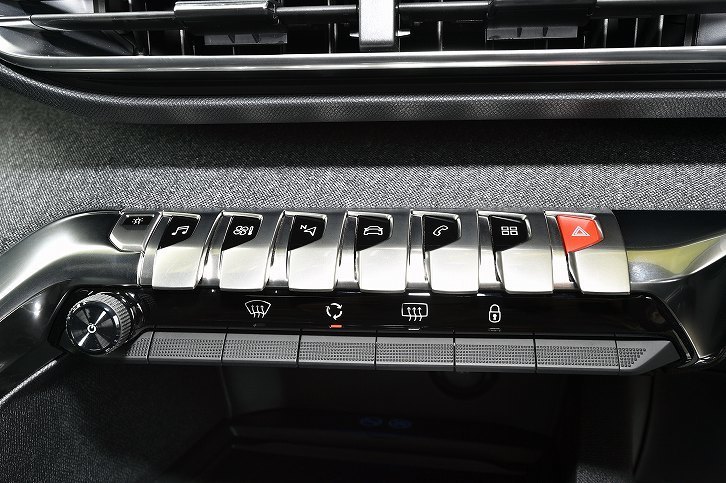 ダッシュボードの中央にはトグルスイッチが整然と並ぶ。