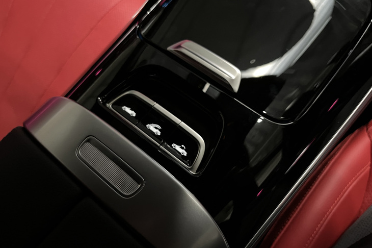 ソフトトップと「エアキャップ」の操作スイッチはセンターコンソールの後方に位置する。強固なボディーシェル構造も自慢で、万が一横転した際には、高剛性のAピラーが乗員の生存スペースを確保。後席用にも2つの独立したヘッドエアバッグが搭載される。オープンカーでも安全性へのこだわりはさすがメルセデスである。