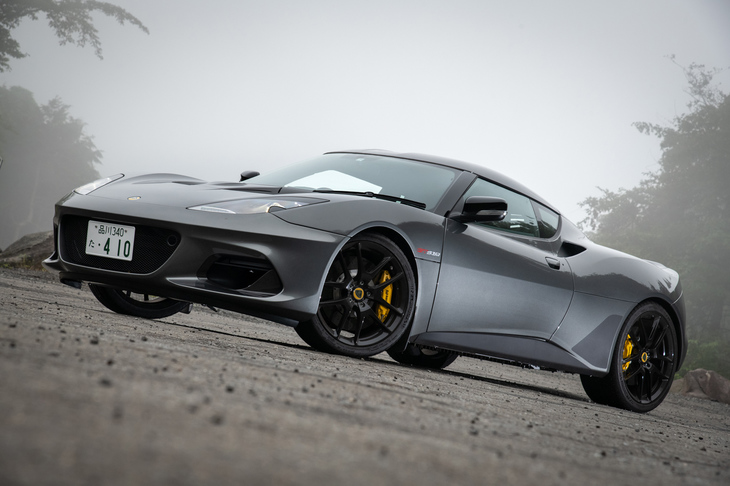 「GT430スポーツ」の特徴だった巨大なGTウイングはないものの、それでもベーシックな「400」や「スポーツ410」を大幅に上回るダウンフォースを実現している。