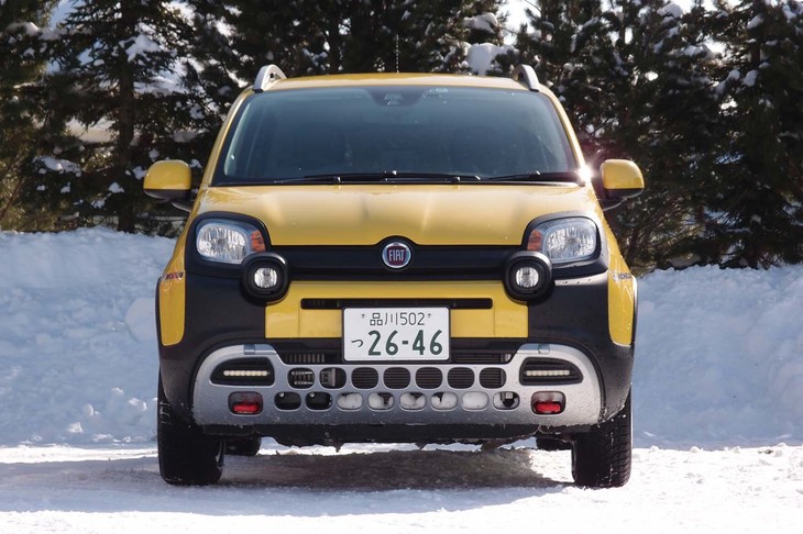 2020年10月に発売された「フィアット・パンダ クロス4×4」。「パンダ4×4」をベースに、スキッドプレート風のバンパーやフォグランプなどでタフなイメージが演出されている。